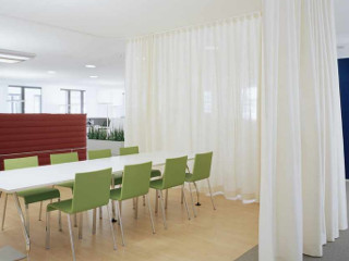 Akustikvorhang: Schallschutzvorhang für Büro und Wohnraum