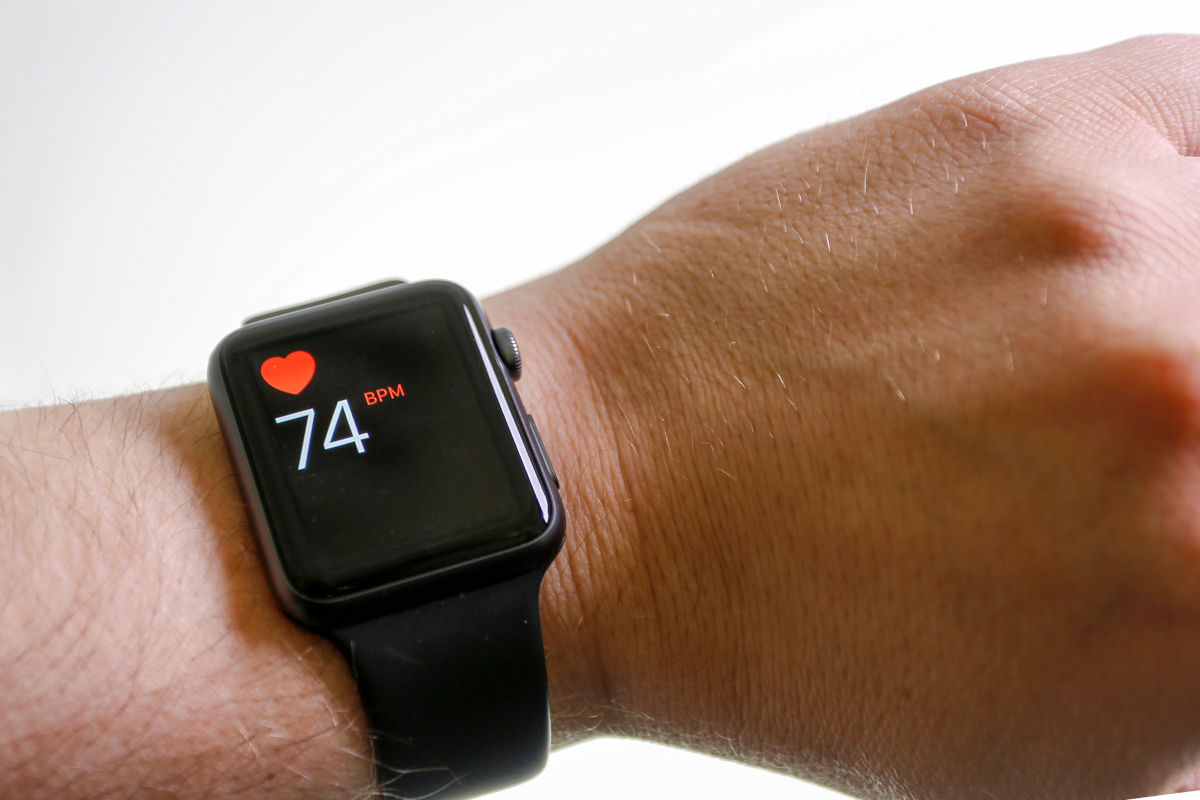 Smartwatch zeigt die Frequenz des Herzschlags mit 74 bpm