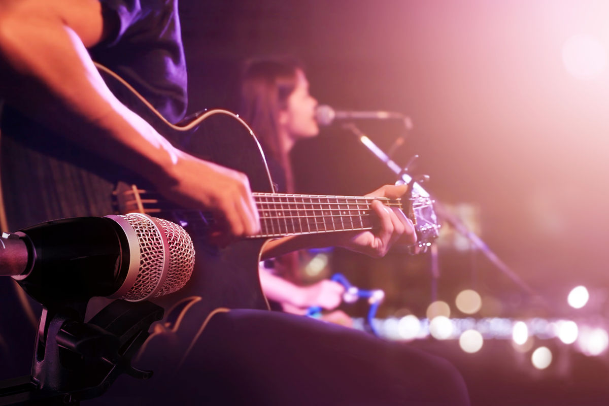 Gitarrenspieler produziert Schall